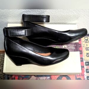 Clarks Women's Black Leather Wedge Pumps-NIB